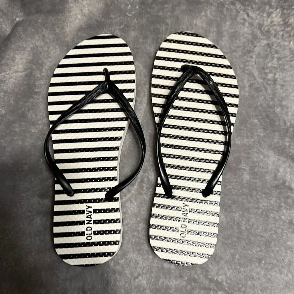 Old Navy Flip Flips Size 8